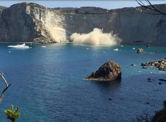 img_20180720_13154598147105 Ponza, crolla falesia sulla Spiaggia di Chiaia di Luna - Video